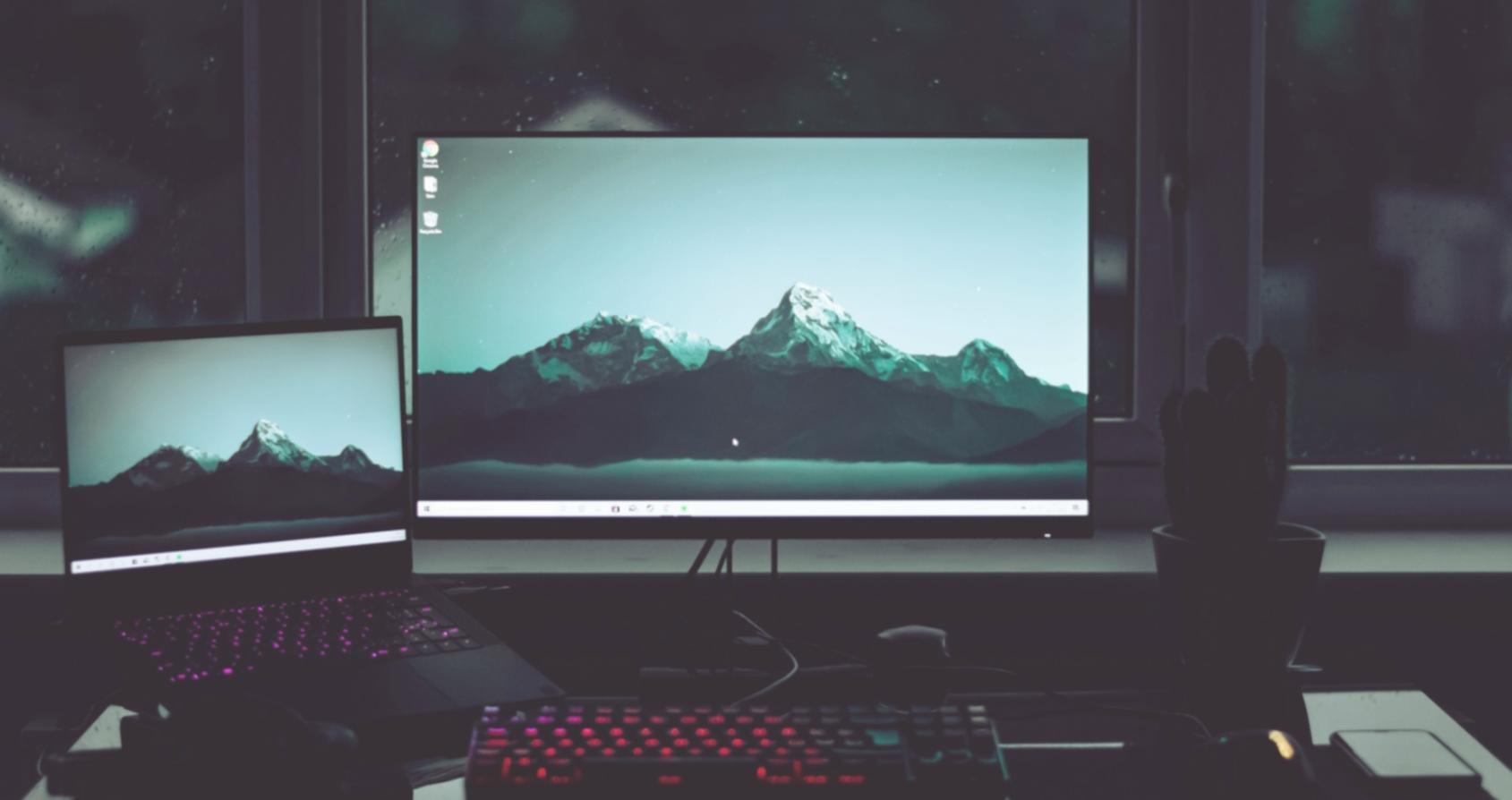 Designer che sviluppa scenari narrativi interattivi su workstation avanzata