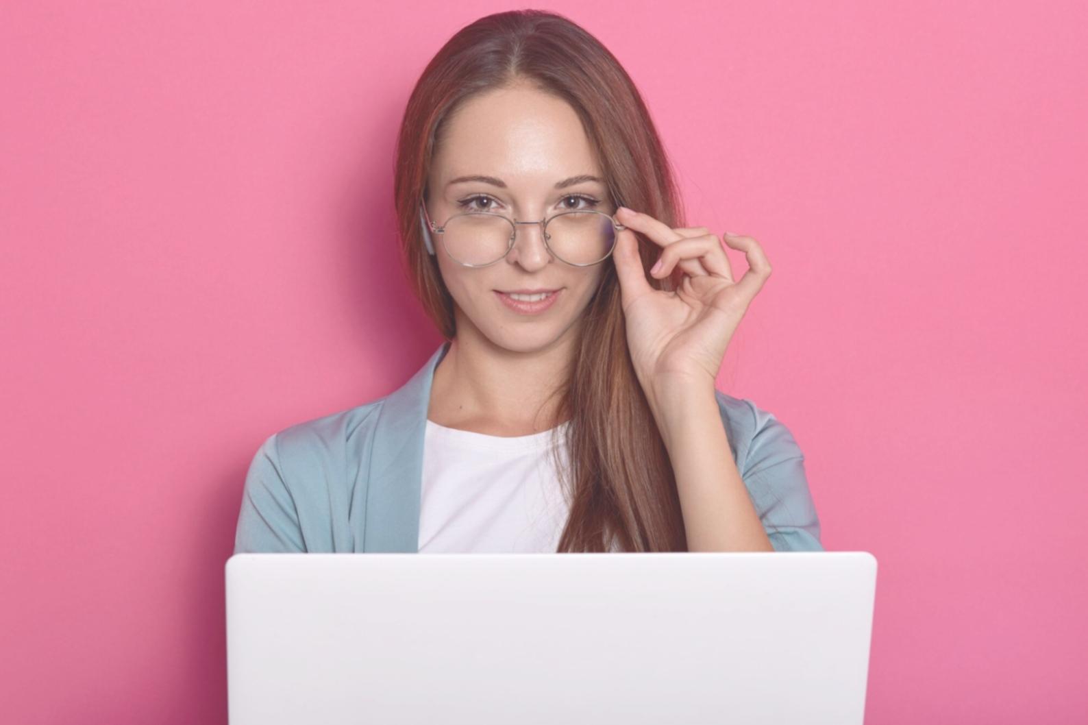 Vista del campus lumarionexi con studenti che collaborano su progetti creativi